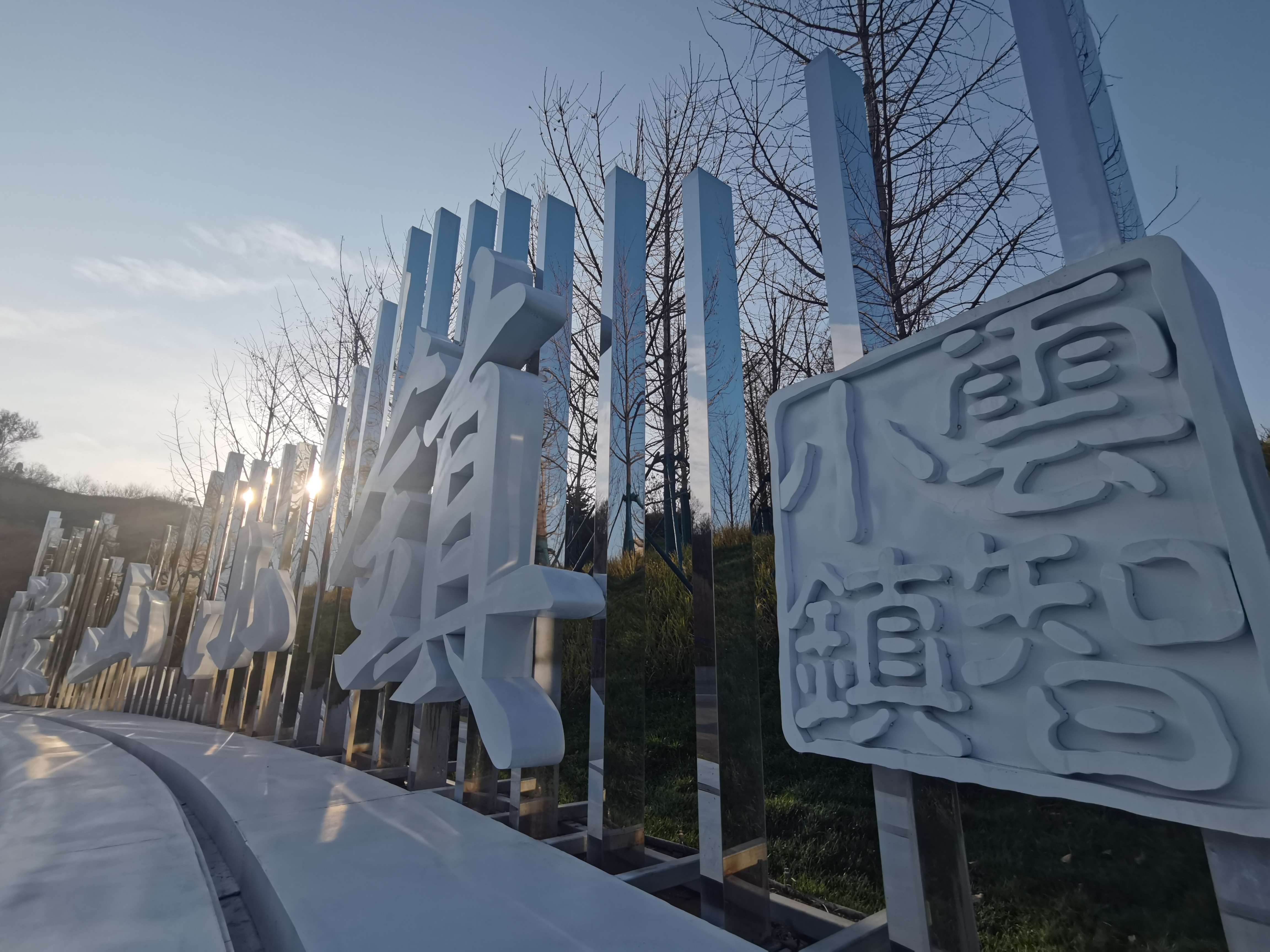 公園中的標(biāo)識(shí)標(biāo)牌設(shè)計(jì)時(shí)有哪些細(xì)節(jié)需要注意？